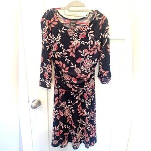 En Focus Studio Navy Floral Ruched Dress Size 8 3/4 Sleeve Sheath